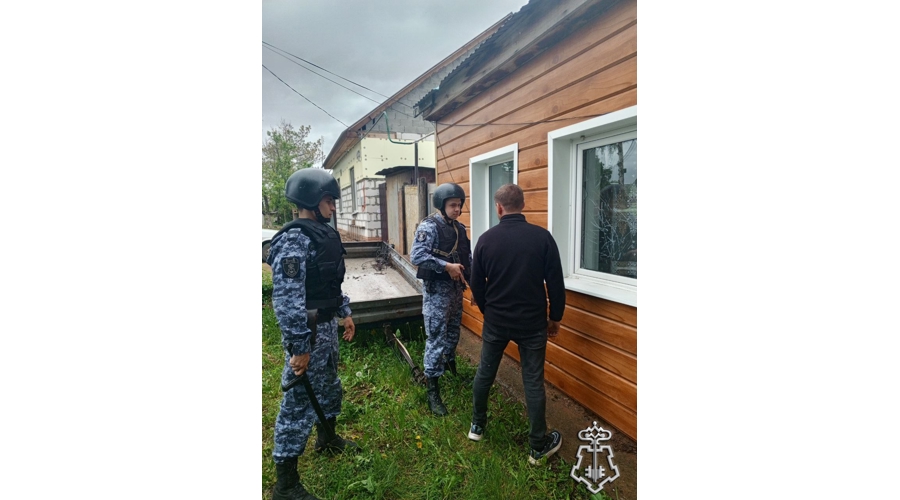 Росгвардейцы задержали мужчину, который пытался проникнуть в чужой дом