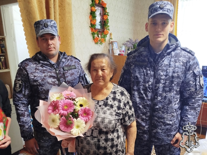 В Кувандыке сотрудники вневедомственной охраны Росгвардии поздравили маму погибшего бойца с юбилеем