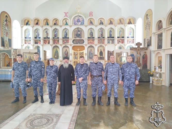 Сотрудники вневедомственной охраны Росгвардии в преддверии Дня Крещения Руси приняли участие в богослужении