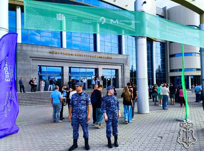 В ОРЕНБУРГЕ СОТРУДНИКИ РОСГВАРДИИ ОБЕСПЕЧИЛИ ПРАВОПОРЯДОК ВО ВРЕМЯ ПРОВЕДЕНИЯ ДНЯ МОЛОДЕЖИ И ЗАКРЫТИЯ ФЕСТИВАЛЯ ЕВРАЗИЯ ГЛОБАЛ