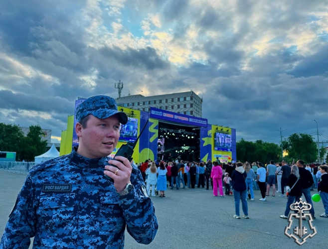 В ОРЕНБУРГЕ СОТРУДНИКИ РОСГВАРДИИ ОБЕСПЕЧИЛИ ПРАВОПОРЯДОК ВО ВРЕМЯ ПРОВЕДЕНИЯ ДНЯ МОЛОДЕЖИ И ЗАКРЫТИЯ ФЕСТИВАЛЯ ЕВРАЗИЯ ГЛОБАЛ