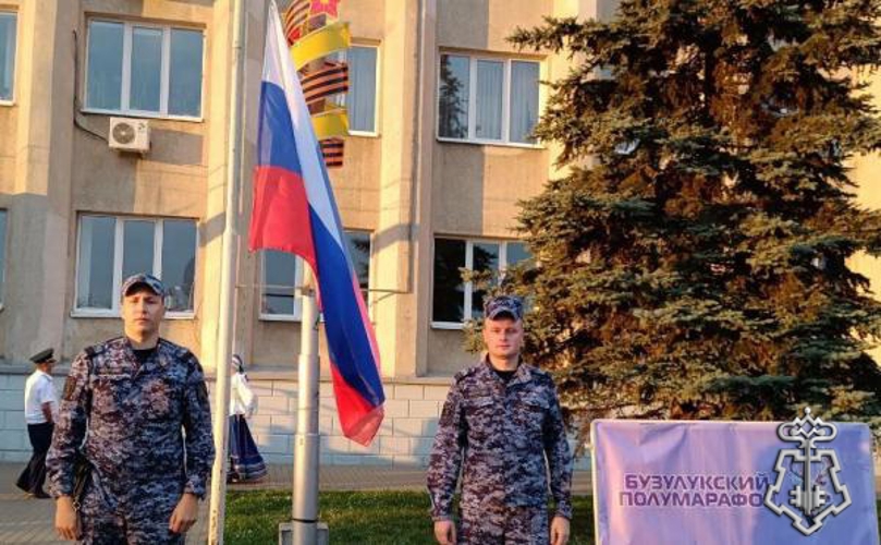 В Оренбургской области росгвардейцы приняли участие в торжественных мероприятиях, приуроченных ко дню Государственного флага Российской Федерации