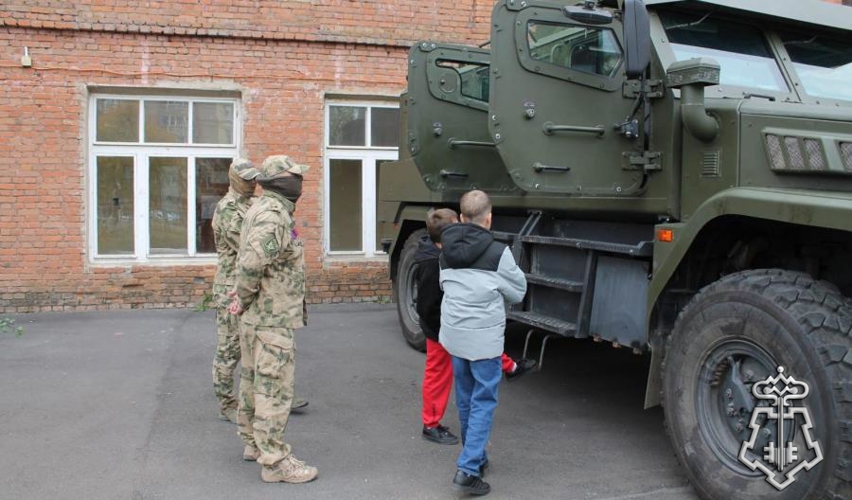В Оренбурге росгвардейцы приняли участие в образовательном фестивале «Мир профессий»