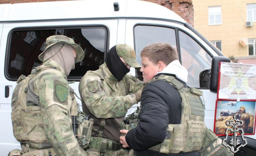 В Оренбурге росгвардейцы приняли участие в образовательном фестивале «Мир профессий»