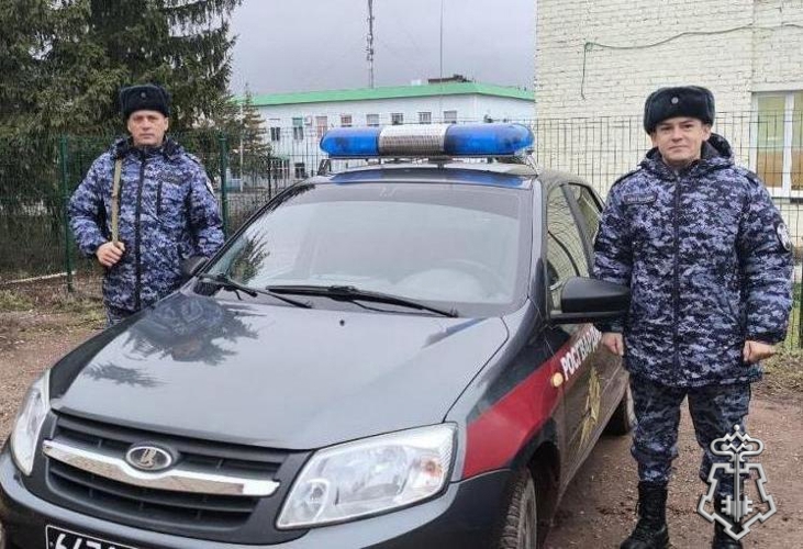 Росгвардейцы  помогли  мужчине выйти из дома, в котором началось возгорание