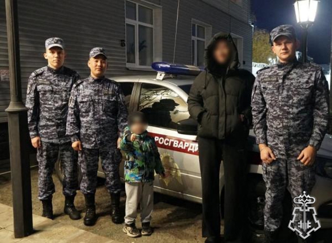 В Оренбурге росгвардейцы помогли потерявшемуся мальчику вернуться домой