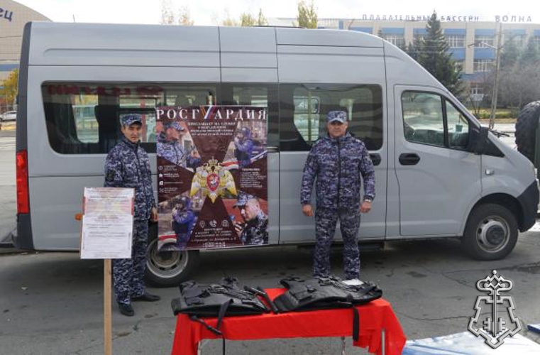 В Новотроицке мобильный агитационный пункт Росгвардии провел работу по информированию граждан о службе в ведомстве