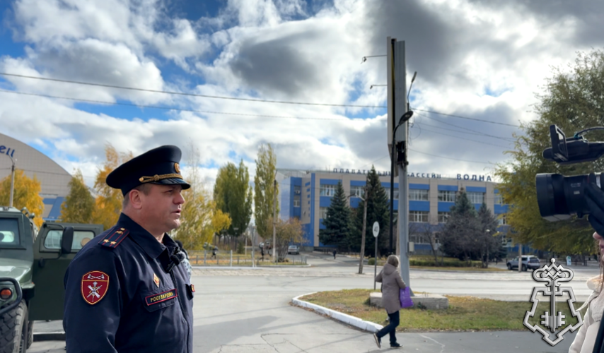 В Новотроицке мобильный агитационный пункт Росгвардии провел работу по информированию граждан о службе в ведомстве