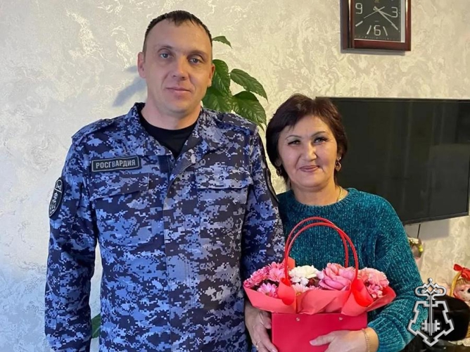 Росгвардейцы поздравили матерей погибших товарищей