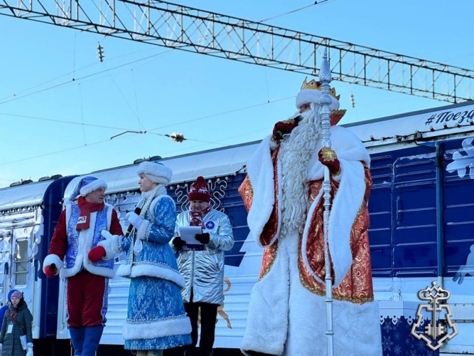 В Оренбурге росгвардейцы обеспечили правопорядок во время прибытия поезда Деда Мороза (видео)