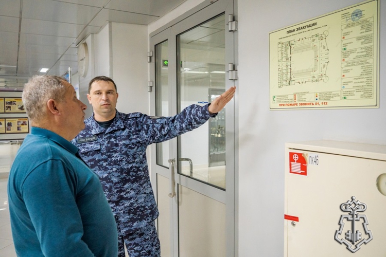 Росгвардейцы проверили  спортивно-культурный комплекс Оренбурга на антитеррористическую защищенность