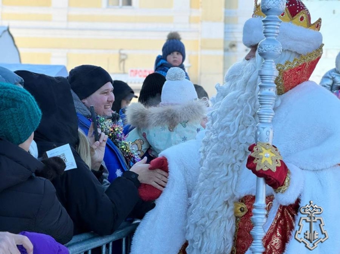 В Оренбурге росгвардейцы обеспечили правопорядок во время прибытия поезда Деда Мороза (видео)