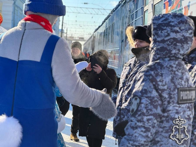 В Оренбурге росгвардейцы обеспечили правопорядок во время прибытия поезда Деда Мороза (видео)