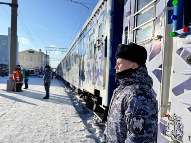 В Оренбурге росгвардейцы обеспечили правопорядок во время прибытия поезда Деда Мороза (видео)
