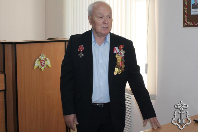 В Оренбурге росгвардейцы встретились с ветераном вневедомственной охраны полковником милиции в отставке Валерием Коноваловым
