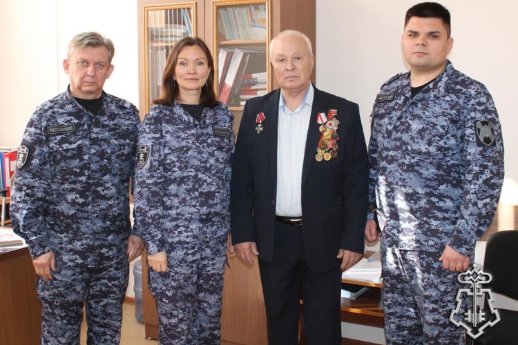 В Оренбурге росгвардейцы встретились с ветераном вневедомственной охраны полковником милиции в отставке Валерием Коноваловым