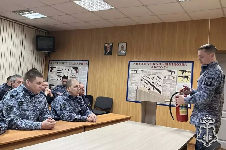 В Бузулуке с росгвардейцами проведено занятие по обеспечению пожарной безопасности на занимаемых объектах