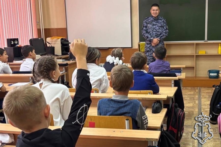 В Оренбургской области росгвардейцы провели урок мужества, посвященный 10-летию со дня образования Росгвардии и 215-летию  формирования   войск   правопорядка 