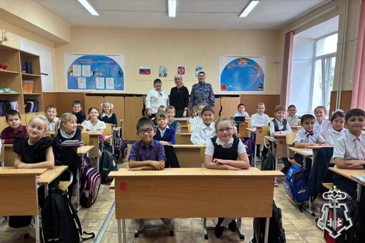 В Оренбургской области росгвардейцы провели урок мужества, посвященный 10-летию со дня образования Росгвардии и 215-летию  формирования   войск   правопорядка 