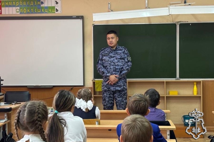 В Оренбургской области росгвардейцы провели урок мужества, посвященный 10-летию со дня образования Росгвардии и 215-летию  формирования   войск   правопорядка 