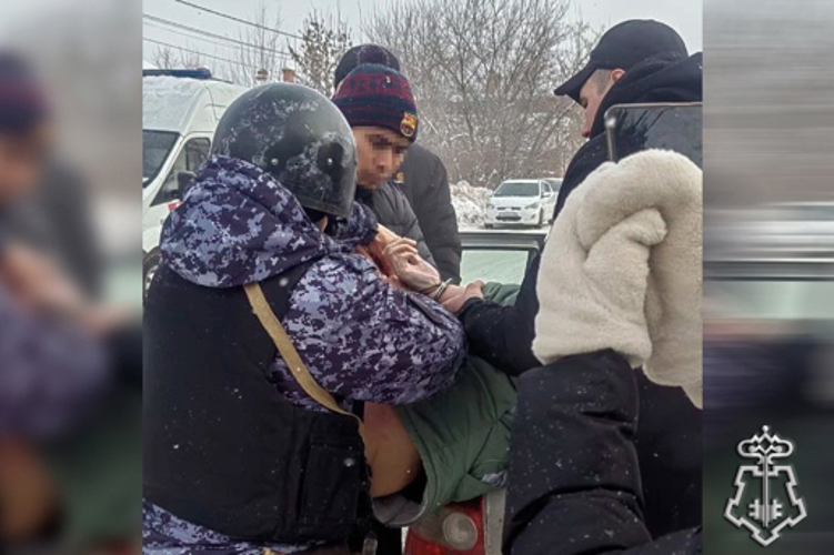 В Оренбургской области росгвардейцы задержали мужчину, угрожавшего воспитателю в детском саду