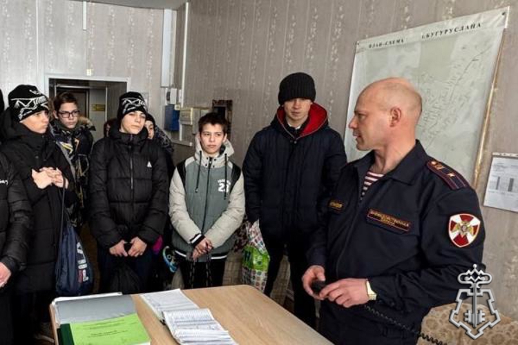 Росгвардейцы провели экскурсию для учащихся гимназии