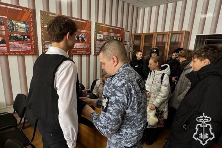 Росгвардейцы провели экскурсию для учащихся гимназии