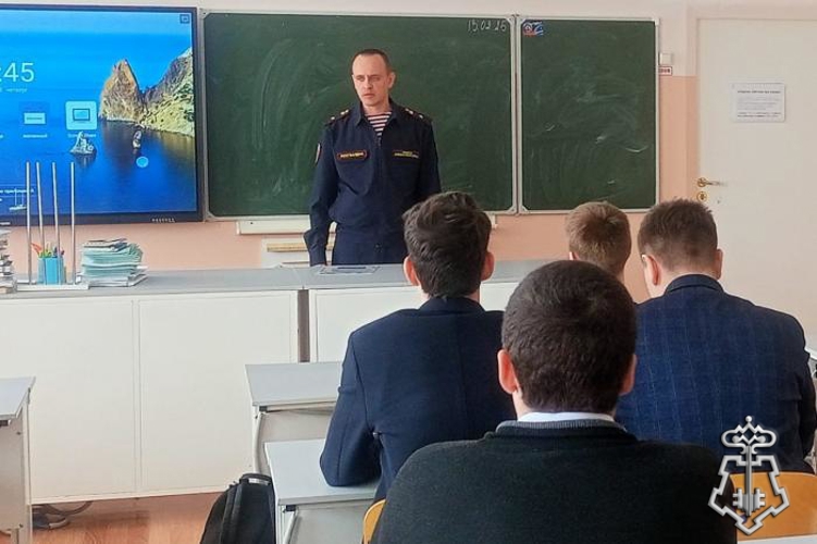 В Оренбургской области росгвардейцы провели урок мужества для учащихся старших классов