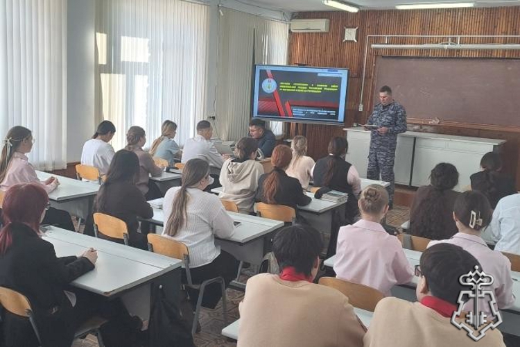 В Оренбургской области сотрудники вневедомственной охраны Росгвардии продолжают проводить уроки мужества