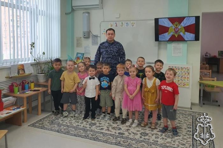 В Оренбурге росгвардейцы провели урок мужества для воспитанников детского сада