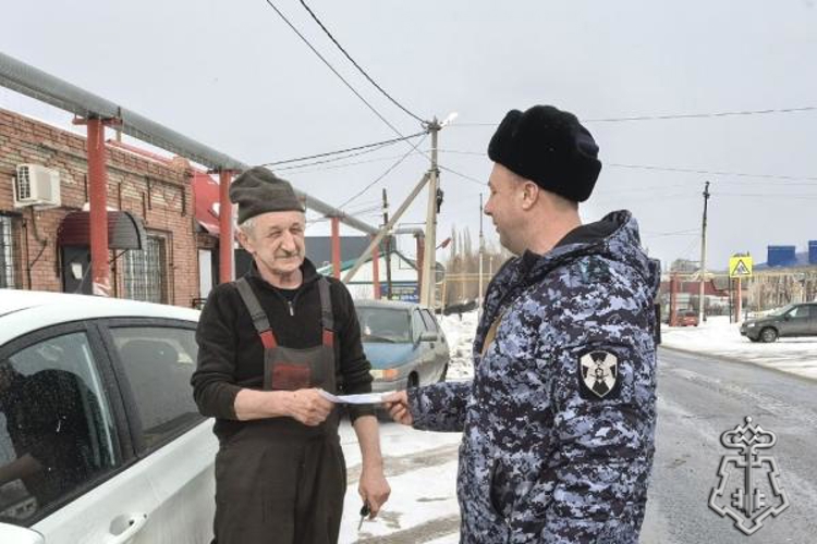 В Оренбургской области росгвардейцы проводят беседы с гражданами о способах защиты имущества