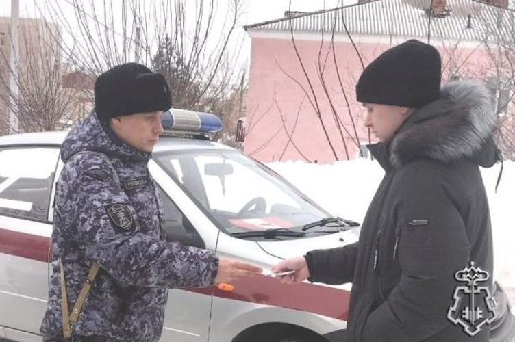 В Оренбургской области росгвардейцы проводят беседы с гражданами о способах защиты имущества