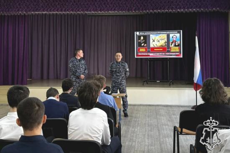 В Оренбурге сотрудники вневедомственной охраны Росгвардии провели урок мужества для учащихся гимназии 