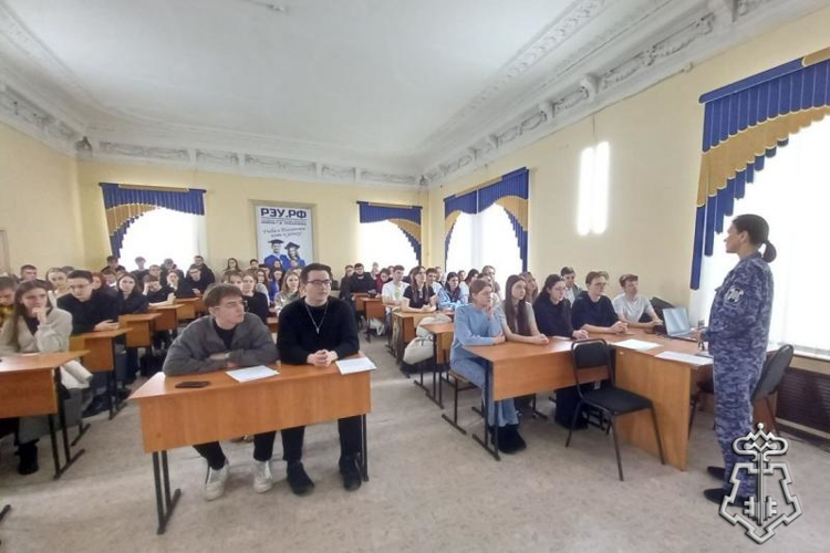 В Оренбурге росгвардейцы рассказали студентам об основных целях и задачах вневедомственной охраны, а также об условиях поступления на службу в Росгвардию
