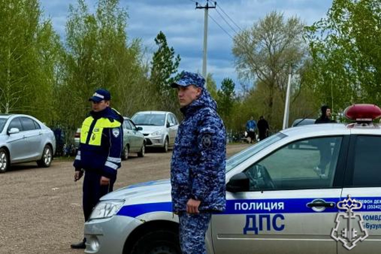 В Оренбургской области росгвардейцы приняли участие в обеспечении правопорядка во время празднования Радоницы