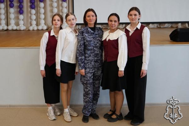В Оренбурге сотрудники и военнослужащие Росгвардии провели урок мужества для учащихся Нежинского лицея