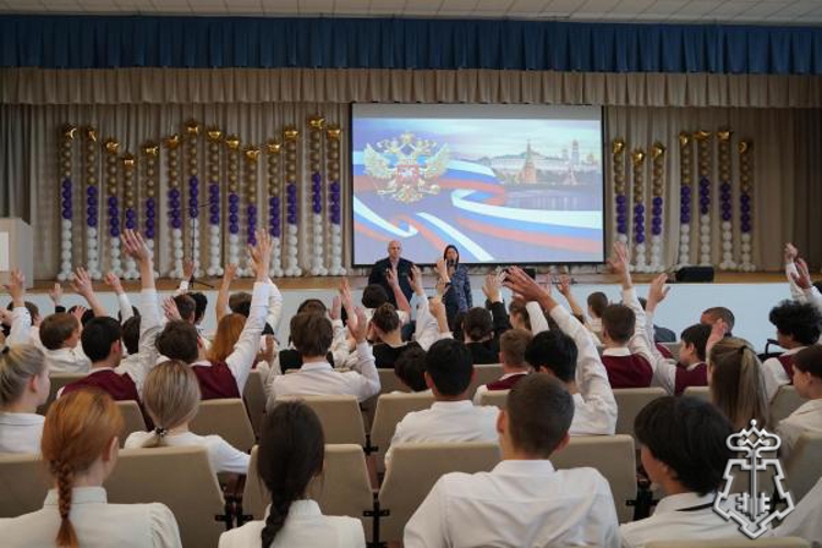 В Оренбурге сотрудники и военнослужащие Росгвардии провели урок мужества для учащихся Нежинского лицея