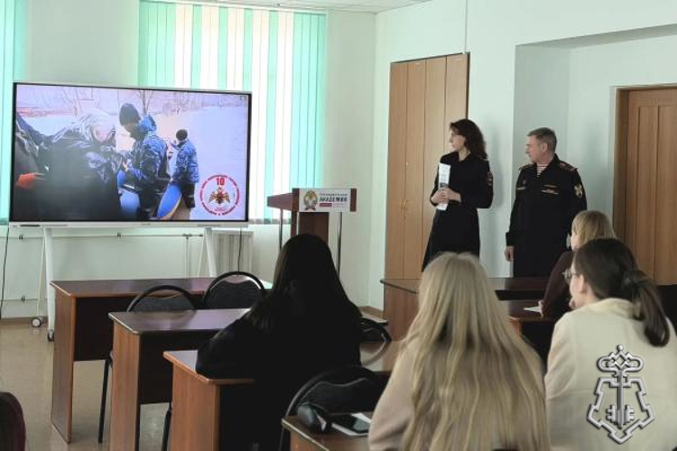 В Оренбурге сотрудники вневедомственной охраны Росгвардии рассказали о службе в ведомстве студентам Президентской академии
