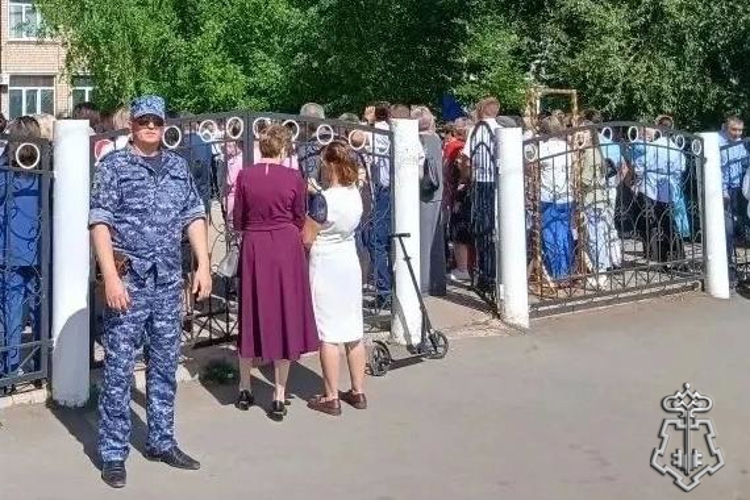 В Оренбургской области росгвардейцы обеспечили безопасность проведения в школах последних звонков