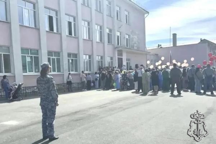 В Оренбургской области росгвардейцы обеспечили безопасность проведения в школах последних звонков