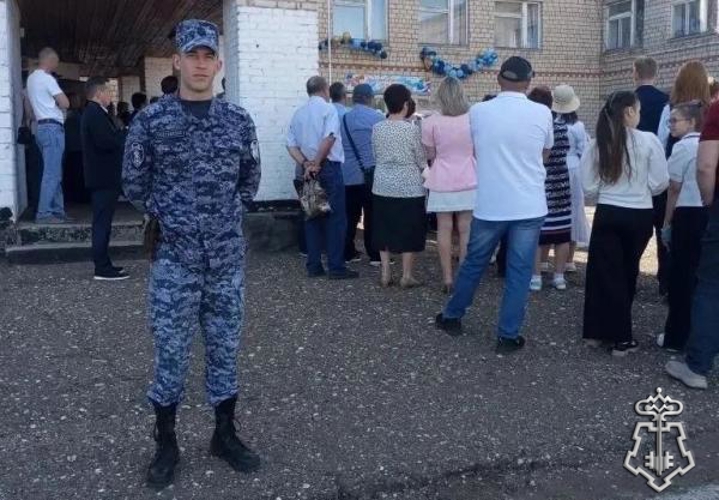 В Оренбургской области росгвардейцы обеспечили безопасность проведения в школах последних звонков