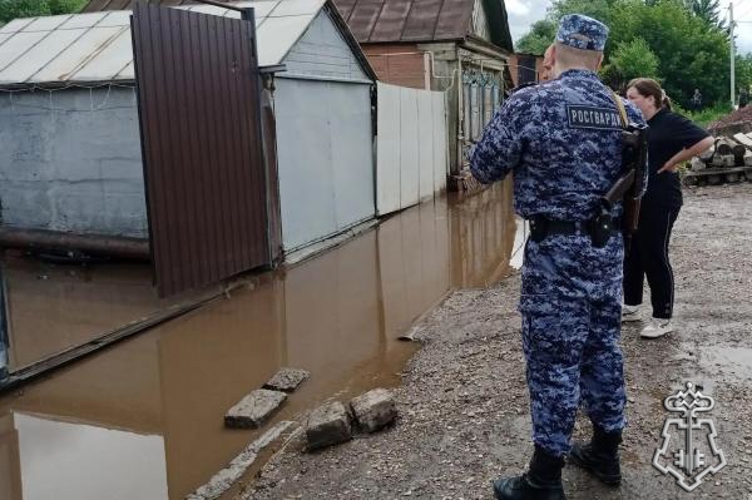 Росгвардейцы в Оренбургской области обеспечивают безопасность на пострадавших от подтопления территориях (видео)