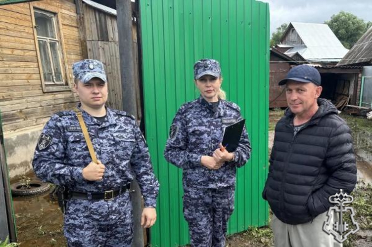 Росгвардейцы в Оренбургской области обеспечивают безопасность на пострадавших от подтопления территориях (видео)