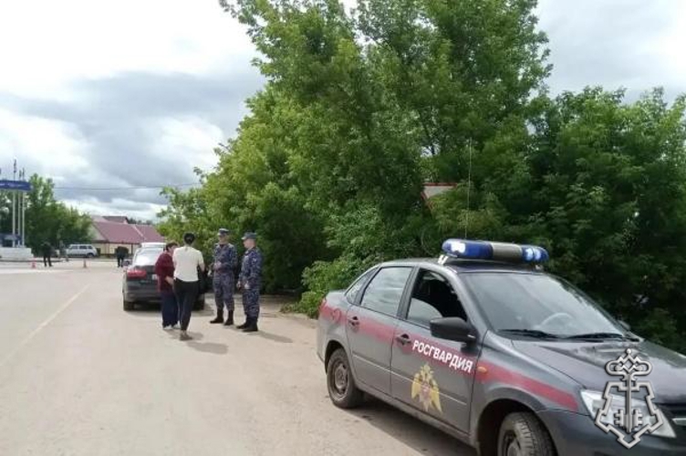 Росгвардейцы в Оренбургской области обеспечивают безопасность на пострадавших от подтопления территориях (видео)