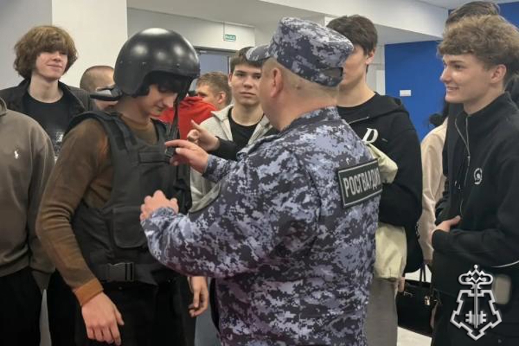 В Оренбургской области сотрудники вневедомственной охраны Росгвардии приняли участие в Ярмарке вакансий