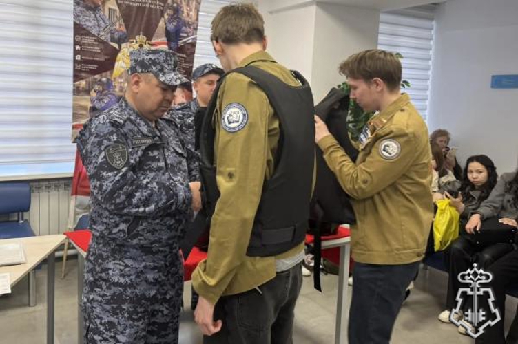 В Оренбургской области сотрудники вневедомственной охраны Росгвардии приняли участие в Ярмарке вакансий