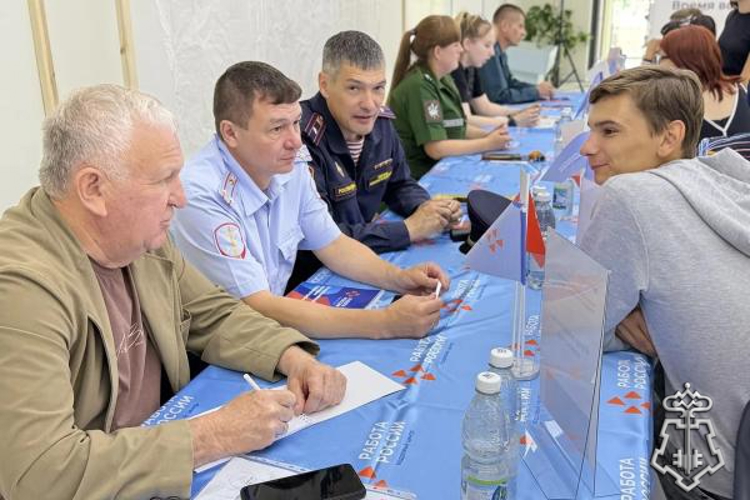 В Оренбургской области росгвардейцы принимают участие в Ярмарке вакансий