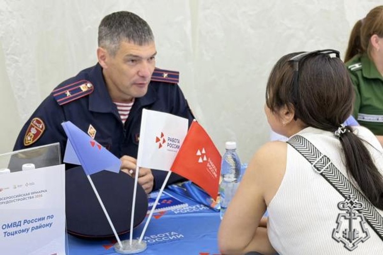 В Оренбургской области росгвардейцы принимают участие в Ярмарке вакансий