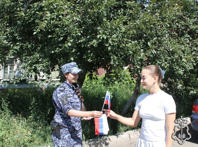 Росгвардейцы поздравили жителей Оренбурга с Днем Государственного флага России