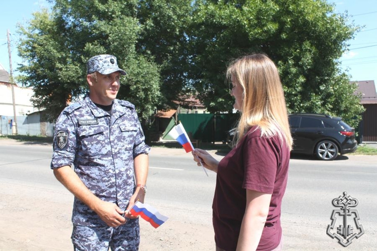 Росгвардейцы поздравили жителей Оренбурга с Днем Государственного флага России